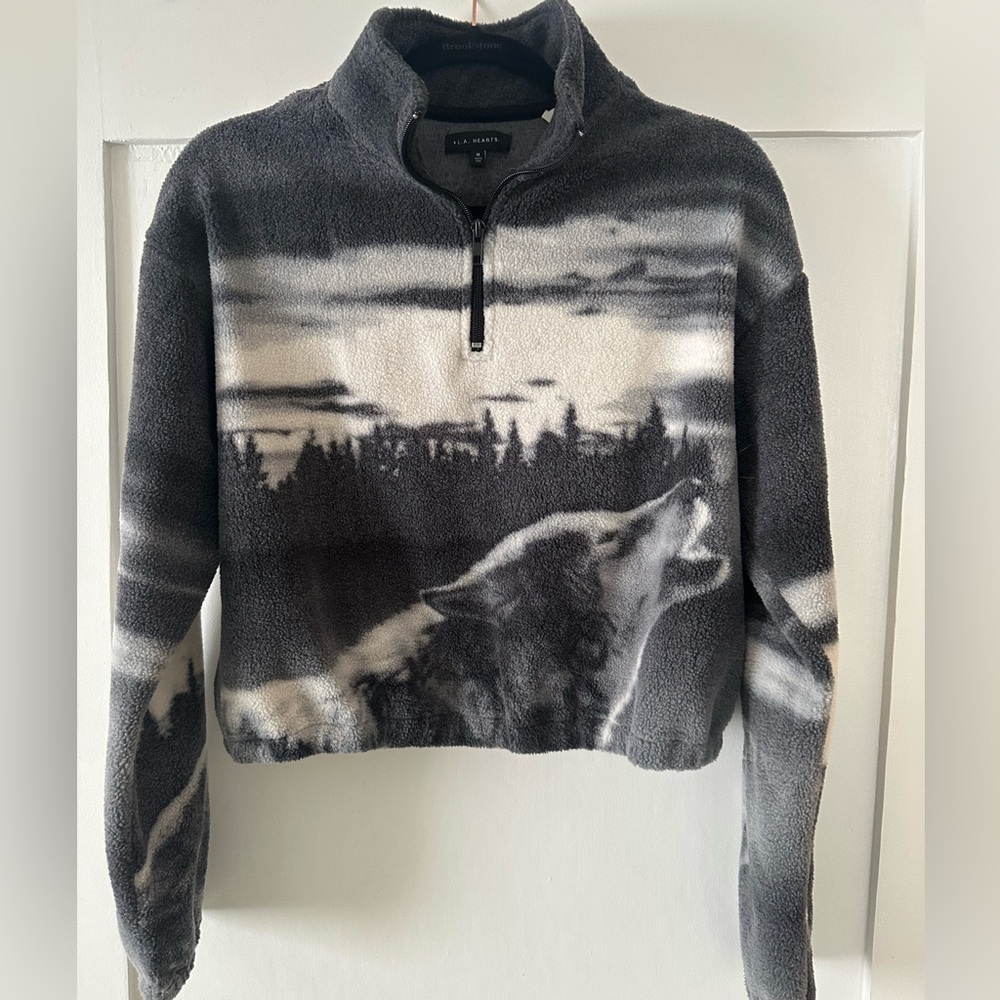 LA Hearts Pullover Fleece Women’s Crop Medium Dog/Wolf in black and white